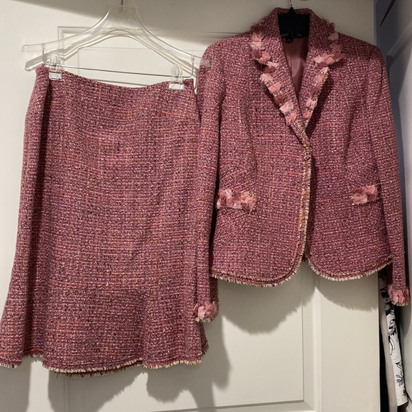 NWT designer pretty tweed suit w/flared bottom; flowered rosette designs-collar - Picture 5 of 6